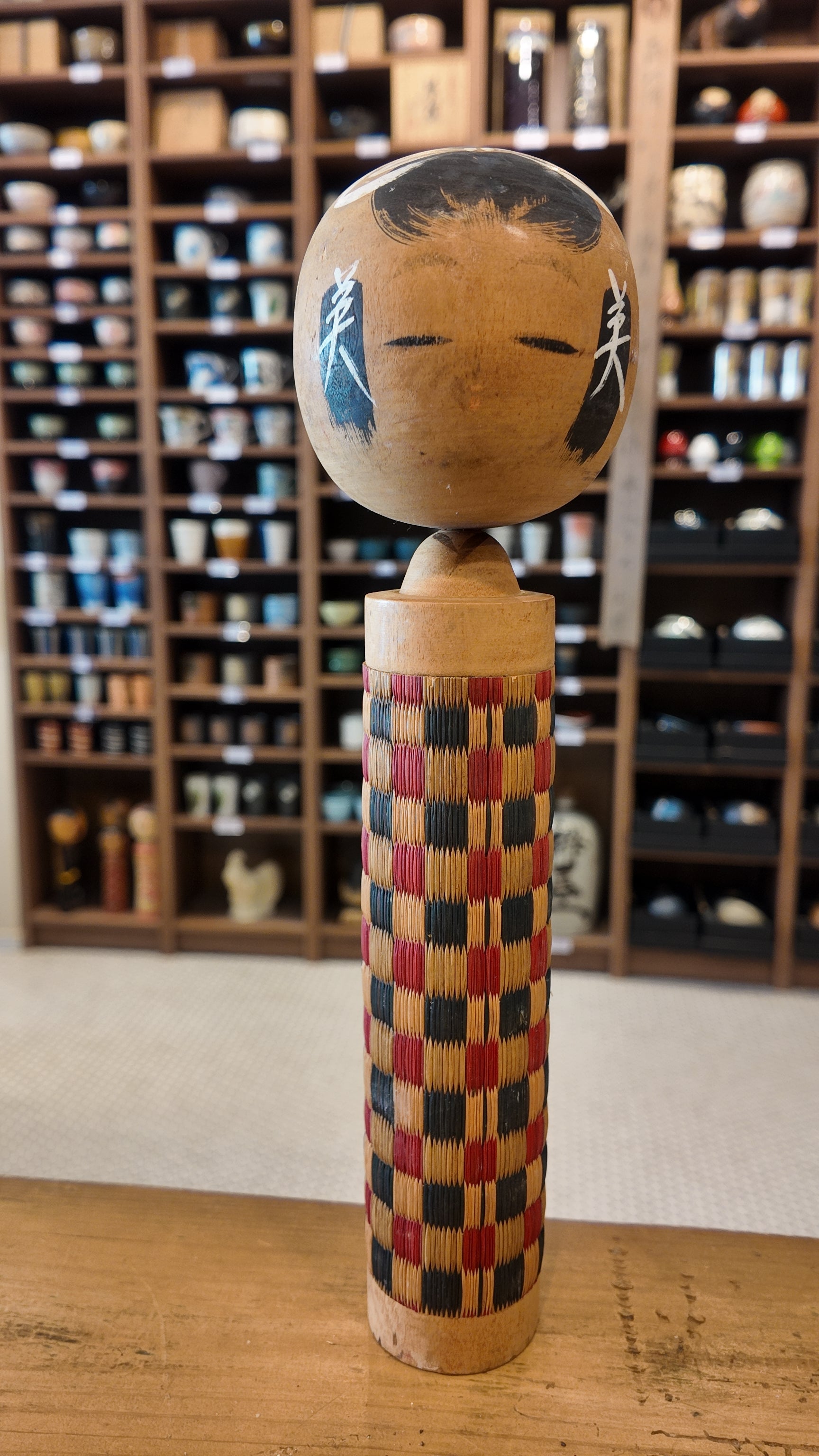 Poupée Kokeshi Vintage Japonaise – Artisanat Traditionnel – Objet Décoratif Japon – Cadeau Unique – Bois Peint Main